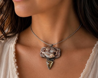 Colgante vintage artesanal de plata de ley con doble pez koi tallado a mano en hueso y citrino.