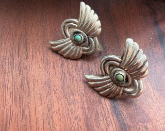 Pendientes vintage mexicanos de plata esterlina con cierre de rosca y forma de alas, adornados con turquesas.
