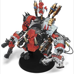 Puede incluir: Miniatura detallada de una máquina de guerra, con una combinación de colores rojo y negro y detalles metálicos. El modelo presenta múltiples brazos mecánicos, armas y un emblema de calavera estilizado. Montado sobre una base circular negra.