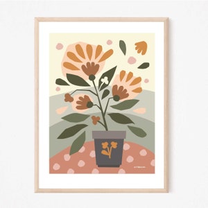 Op de afbeelding: Een gestileerde illustratie van een plant in een pot met oranje, roze en bruine bloemen. De plant staat in een donkergrijze pot met een geel bloemenontwerp. De achtergrond is lichtgeel met groene en roze accenten.