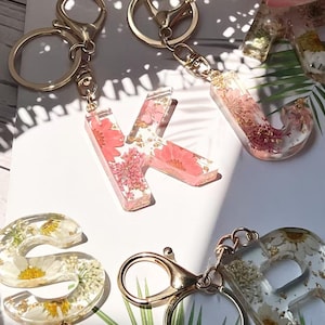 Custom Daisy Flower Initial Letter Resin Keychain Purse Charm, Resin Pendant for Her, Floral Keychain Charm, Bridesmaid Gift, Wedding Favor