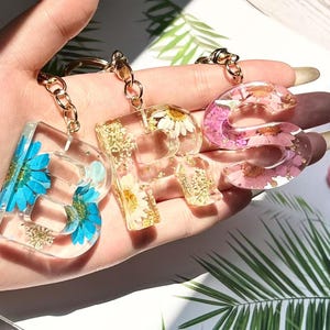 Personalised Initial Letter Resin Keychain Flower Keyring Purse Charm, Letter Resin Pendant for Her, Floral Keychain Charm, Bridesmaid Gift