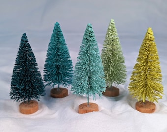Cinco árvores de Natal de sisal/escova de garrafa de 4,5 cm em tons de verde.
