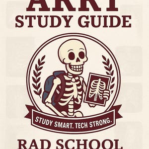 Könnte beinhalten: Ein cremefarbenes Studienführer-Cover mit kastanienbraunem Text und einem Cartoon-Skelett, das ein Röntgenbild hält. Der Text lautet "ARRT STUDY GUIDE" und "RAD SCHOOL SURVIVAL KIT". Das Skelett trägt einen Rucksack und befindet sich in einem kreisförmigen Design.
