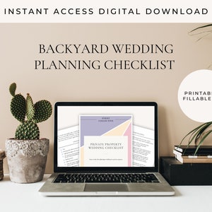 Op de afbeelding: Een laptopcomputer waarop een printbare checklist voor het plannen van een tuinbruiloft wordt weergegeven. De checklist is in een kleurrijk PDF-formaat en bevat een sectie voor de checklist voor bruiloften op privéterrein. De laptop staat op een witte tafel met een cactusplant en een rieten mand.