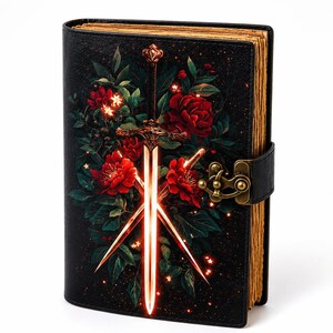 Könnte beinhalten: Ein in schwarzes Leder gebundenes Tagebuch mit einer leuchtenden Schwertgrafik in der Mitte, umgeben von dunkelroten Rosen und dunkelgrünem Blattwerk. Das Buch verfügt über einen messingfarbenen Metallverschluss und dicke, strukturierte, hellbraune Seiten.