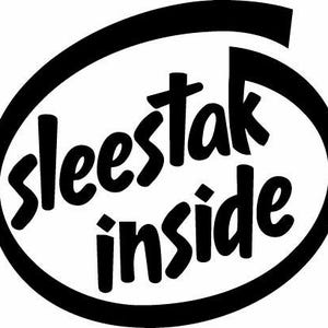 Può includere: Un design grafico in bianco e nero con il testo "sleestak inside" scritto in un carattere sans-serif grassetto e minuscolo. Il testo è racchiuso all'interno di un bordo circolare spesso disegnato a mano, aperto nell'angolo in alto a destra.