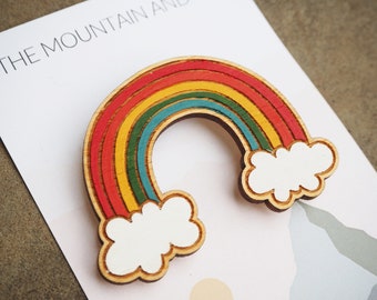 Regenbogen Brosche, Regenbogen Pin, Regenbogen Schmuck, Regenbogen Geschenke, Holz Regenbogen, Holz Brosche, Bambus Schmuck, handbemalte Brosche, Pride