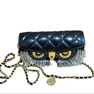 Cartera de mano Diva Fashion 312 "Black Owl" con flecos de cuentas. Ojos dorados. Se puede llevar cruzada. Tiene cadena dorada desmontable.