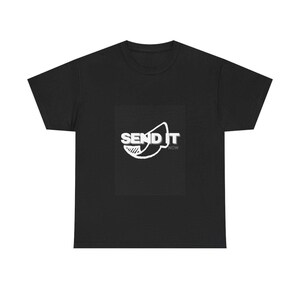 Puede incluir: Camiseta negra de manga corta con un gráfico blanco de un megáfono con el texto "SEND IT NOW".