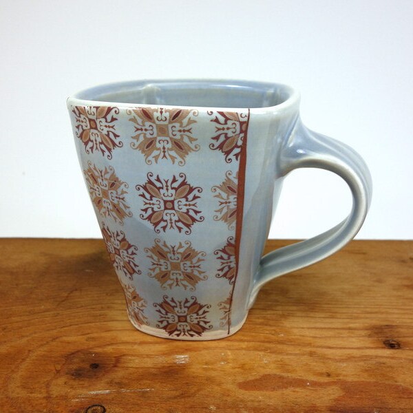 Squared porcelain mug with blue grey glaze and square pattern