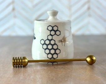 Porcelain honey pot with gold bees and honeycomb // white ceramic honey pot with 22k gold bees, honeycomb and gold tone honey dipper (1)
