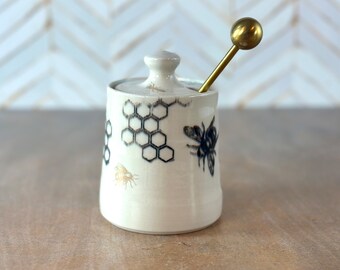 Porcelain honey pot with gold bees and honeycomb // white ceramic honey pot with 22k gold bees, honeycomb and gold tone honey dipper (2)