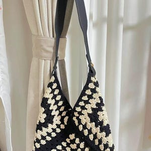 Modèle de sac noir et blanc au crochet, modèle de sac carré grand-mère, tutoriel crochet de sac fait main, modèle de sac fourre-tout femme, téléchargement immédiat PDF