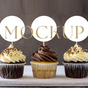 Könnte beinhalten: Drei Cupcakes mit verschiedenen Frosting-Sorten, verziert mit Streuseln und einem runden weißen Schild mit der Aufschrift "MOCKUP".
