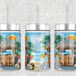 Puede incluir: Tres vasos de acero inoxidable con tapas y pajitas. Cada vaso presenta una escena de playa con palmeras, una cabaña de playa y el texto "It's 5 o'clock Somewhere!"