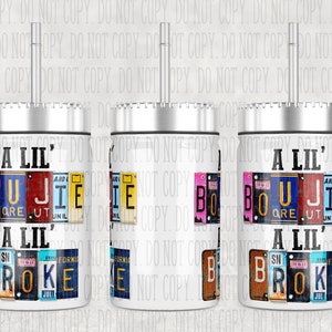Op de afbeelding: Drie witte bekers met zilveren deksels en rietjes. Elke beker heeft een ontwerp van kleurrijke kentekenplaten die "A Lil' Boujie" en "A Lil' Brooke" spellen.