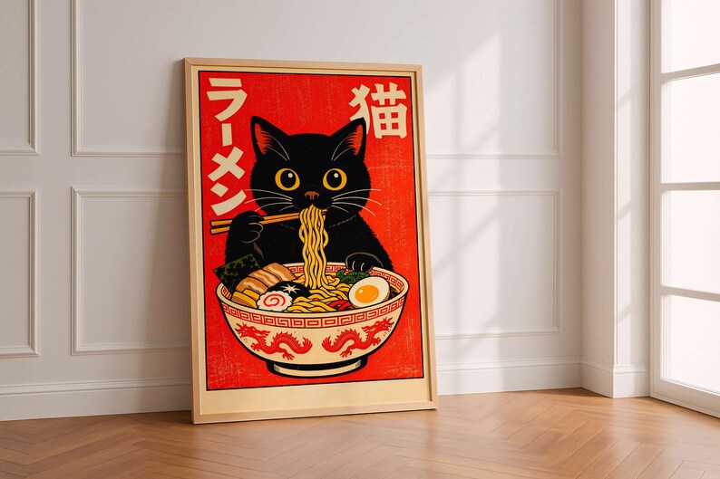 Puede incluir: Impresi&oacute;n art&iacute;stica enmarcada que muestra un gato negro comiendo ramen. El gato tiene ojos amarillos y usa palillos para comer fideos. El cuenco de ramen es rojo con un dise&ntilde;o de drag&oacute;n blanco. Se ve texto japon&eacute;s.