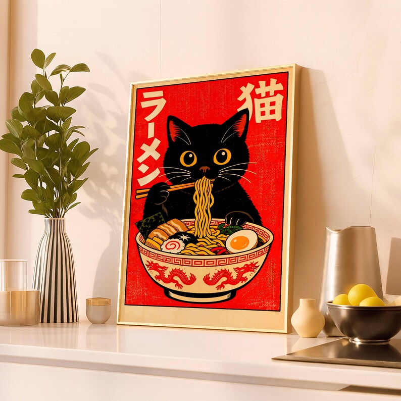Puede incluir: Una impresi&oacute;n enmarcada que muestra un gato negro comiendo ramen. El gato tiene ojos amarillos y est&aacute; sobre un fondo rojo con texto japon&eacute;s. El cuenco de ramen presenta un dise&ntilde;o de drag&oacute;n. La impresi&oacute;n est&aacute; en un marco dorado.