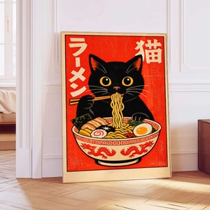 Puede incluir: Un p&oacute;ster enmarcado con un gato negro comiendo ramen. El gato tiene grandes ojos amarillos y usa palillos. El fondo es rojo con texto japon&eacute;s. El cuenco de ramen tiene un dise&ntilde;o de drag&oacute;n.