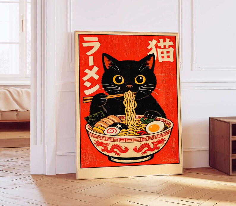 Puede incluir: Un p&oacute;ster enmarcado con un gato negro comiendo ramen. El gato tiene grandes ojos amarillos y usa palillos. El fondo es rojo con texto japon&eacute;s. El cuenco de ramen tiene un dise&ntilde;o de drag&oacute;n.