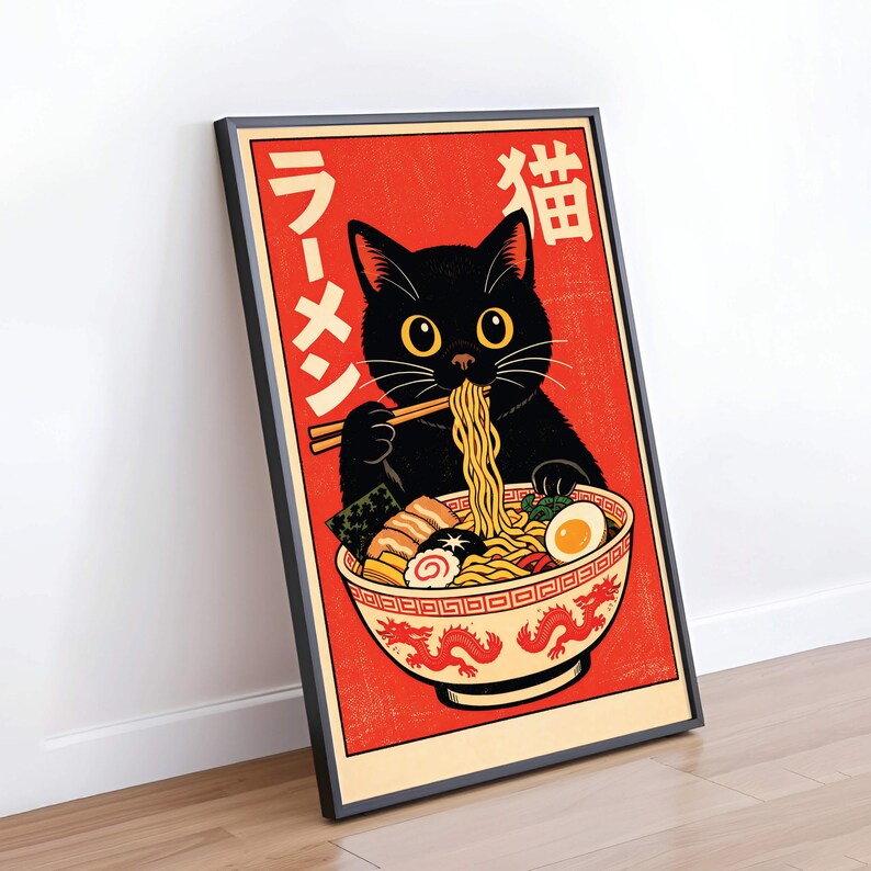 Puede incluir: Impresi&oacute;n art&iacute;stica enmarcada que muestra un gato negro comiendo ramen. El gato tiene grandes ojos amarillos y usa palillos para comer fideos. El cuenco rojo tiene un dise&ntilde;o de drag&oacute;n. Texto japon&eacute;s visible.