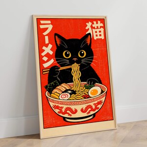 Puede incluir: L&aacute;mina enmarcada con un gato negro comiendo ramen. El gato tiene ojos amarillos y sostiene palillos. El cuenco de ramen tiene un dise&ntilde;o de drag&oacute;n. El fondo es rojo con texto japon&eacute;s.