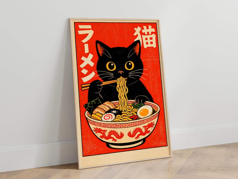 Puede incluir: L&aacute;mina enmarcada con un gato negro comiendo ramen. El gato tiene ojos amarillos y sostiene palillos. El cuenco de ramen tiene un dise&ntilde;o de drag&oacute;n. El fondo es rojo con texto japon&eacute;s.