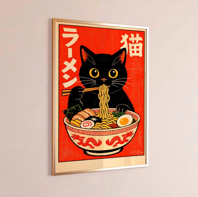 Puede incluir: Impresi&oacute;n art&iacute;stica enmarcada que muestra un gato negro comiendo ramen. El gato usa palillos para comer fideos de un cuenco decorativo. Fondo rojo con texto japon&eacute;s, en un marco dorado.