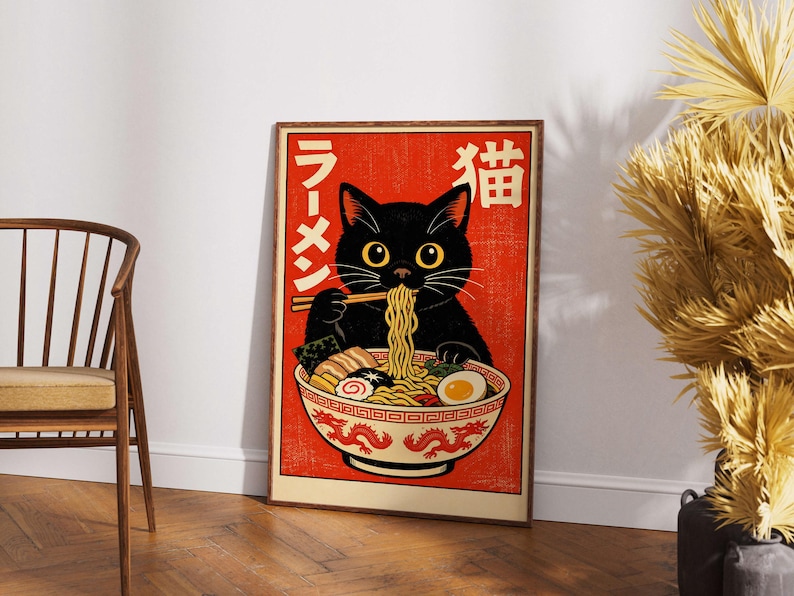Puede incluir: Un p&oacute;ster enmarcado con un gato negro comiendo ramen. El p&oacute;ster tiene un fondo rojo con texto japon&eacute;s y un cuenco decorativo con un dise&ntilde;o de drag&oacute;n. El gato tiene ojos amarillos y sostiene fideos con palillos.