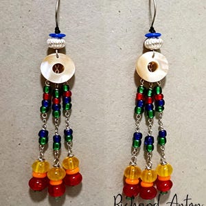 Maya-inspirierte Artisan Tropfen Ohrringe | Tribal Glasperle | Mehrfarbige Anhänger mit handgefertiger Thai Sterling Silber Perle | Reiner Titan Haken