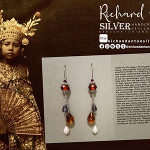 Les gouttes danseuses de Bali | Boucles d'oreilles pendantes artisanales avec rubis birman, verre tchèque, argent et perles