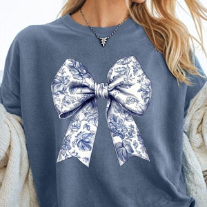 Retro Comfort Coquette Bow Sweatshirt, Toile De Jouy Blue Ribbon Sweater, Girly Aesthetic Tshirt, Unisex Graphic Tee