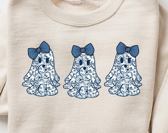 Słodka niebieska bluza z nadrukiem Toile Boujee Ghost, niebieska koszulka Coquette z kwiatowym kokardą Halloween Ghost, prezenty na Halloween, dziewczęca kobieca bluza z okrągłym dekoltem na Halloween