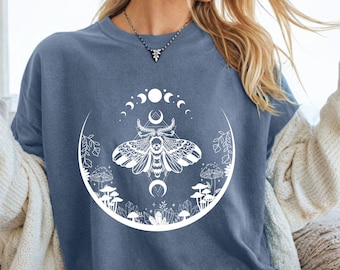 Retro Comfort Luna Motte T-Shirt, himmlische Frauen Sweatshirt, Cottagecore Shirt, süßes Witchy Geschenk, mystische Mondphase T-Shirt, Blumen Shirt