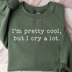 Jag är ganska cool men jag gråter mycket tröja, depression t-shirt, känslomässig tröja, mental hälsa gåva, ångestfylld t-shirt, sarkastisk kvinnooutfit bild 1