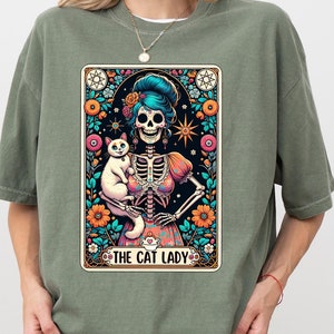 Maglietta dei Tarocchi della Cat Lady, Maglietta Scheletro e Gatto, Regalo di Halloween per la Cat Mama, Regalo per gli amanti dei gatti, Felpa Witchy Cat Mama