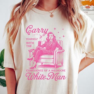 平凡な白人男性の自信に満ちたレトロなシャツ、面白いリベラルTシャツ、民主党員のセーター、フェミニストギフト、抗議Tシャツ
