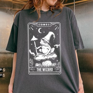 Der Zauberer Tarot Komfort Tshirt, Witchy Frosch Orakel Karte Sweatshirt, Trendige Goblincore Kleidung, Pilz Cottagecore Tarot Liebhaber Geschenk