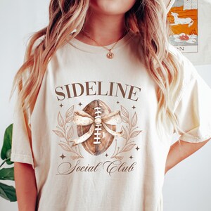 Sideline Social Club Shirt, Komfort Fußball Mutter T-Shirt, lustiges Fußball Mutter Geschenk, Fußball Saison Sport Shirt, Spieltag Shirt