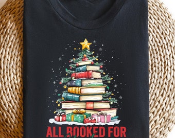 Könnte beinhalten: Schwarzes T-Shirt mit einem Weihnachtsbaum aus Büchern und dem Text "All Booked For Christmas".