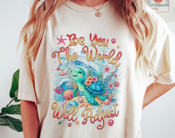 Koszulka „Bądź sobą, świat się dostosuje”, uroczy T-shirt z grafiką z żółwiem morskim, koszulka z motywem oceanicznej plaży, prezent dla kobiet w letnich, nadmorskich klimatach
