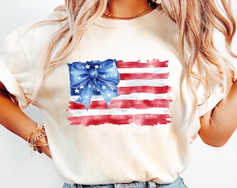 Camisa com laço e bandeira americana, camiseta de 4 de julho, presente feminino para o Dia da Independência, gola redonda Freedom, camisa patriótica para mães, camiseta com bandeira dos EUA