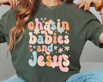 Camisa Perseguindo Bebês e Jesus, Camisa da Mãe Cristã, Camisa Esta Mamãe Reza, Camisa do Cristianismo, Camisa Baseada na Fé, Camiseta da Mamãe Crente