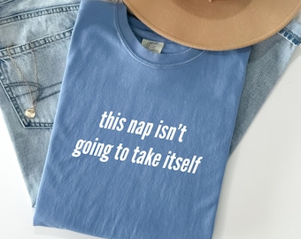 Camiseta Comfort Colors "Essa soneca não vai se tomar sozinha", camiseta engraçada para soneca, presente para quem ama cochilar, moletom sarcástico para dormir, camiseta para cochilar