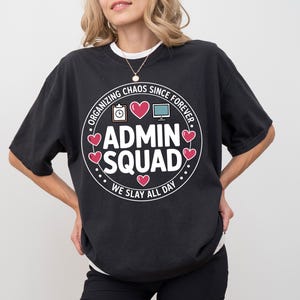 Admin Squad-tröja, organiserar kaos sedan evigt, kontorsteamgåvor, skoladministratör-t-shirt, roliga kontorsteam-tröjor, matchande kontorstoppar