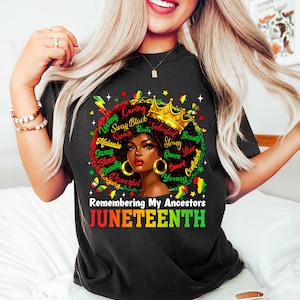 Puede incluir: Camiseta negra con un retrato de una mujer negra con una corona dorada y pendientes de aro dorados. El dise&ntilde;o incluye las palabras "Loving, Caring, Swag, Black, Roots, Melanin, Beauty, Powerful, Talented, Strong, Queen, Smart, Young, Confident" y el texto "Remembering My Ancestors JUNETEENTH."