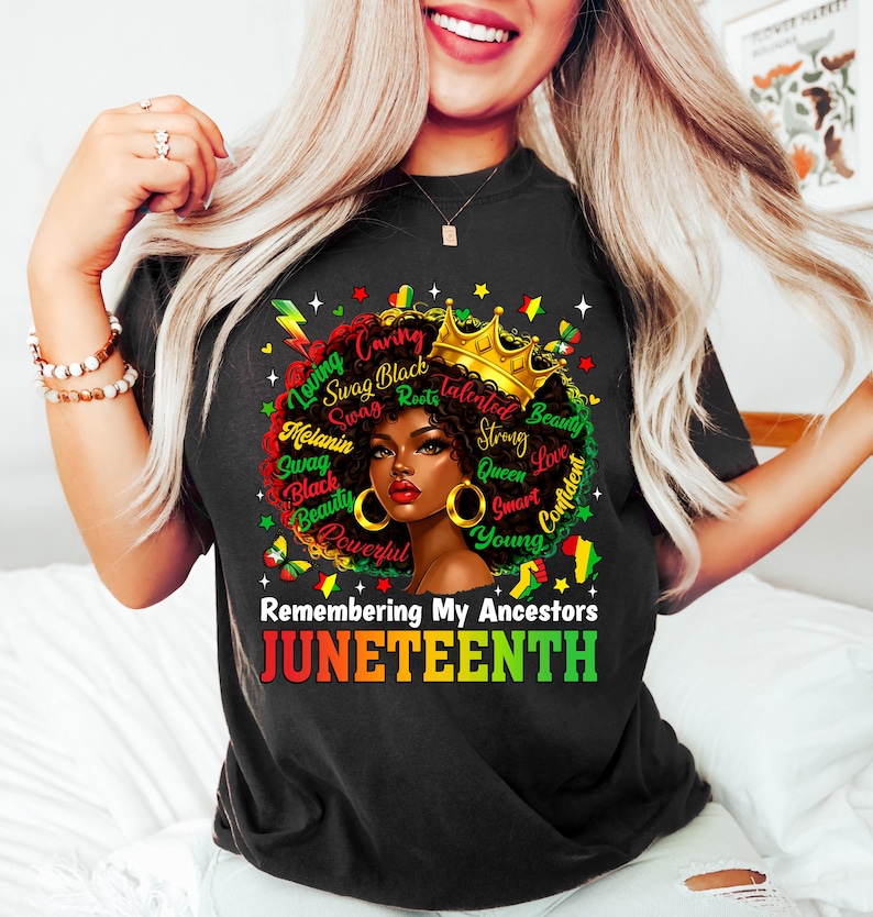 Puede incluir: Camiseta negra con un retrato de una mujer negra con una corona dorada y pendientes de aro dorados. El dise&ntilde;o incluye las palabras "Loving, Caring, Swag, Black, Roots, Melanin, Beauty, Powerful, Talented, Strong, Queen, Smart, Young, Confident" y el texto "Remembering My Ancestors JUNETEENTH."