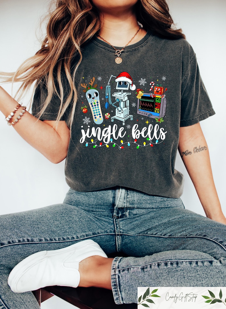 Julsjuksköterska, Jingle Bells sjukskötersketröja, roliga julsjukskötersketröjor, akutsjukskötersketröja, julsjuksköterskepresenter, sjuksköterskehoodie bild 3