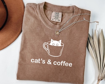Comfort Colorsの猫とコーヒーのTシャツ、コーヒー好きへのギフト、猫好きTシャツ、ミニマリストなカップ入り猫Tシャツ、レディース猫トップス、コーヒー好きのアパレル